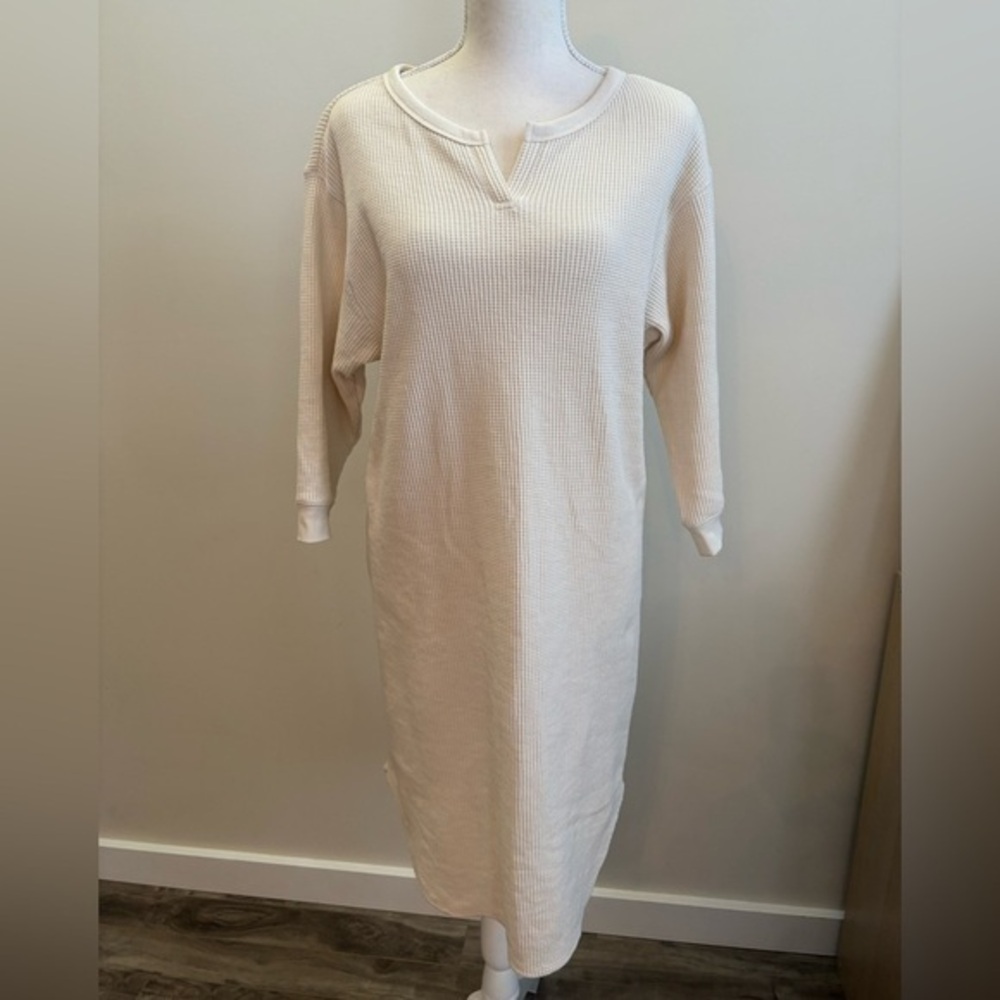UNIQLO Cream Waffle Knit Dress V-Neck Curved Hem 3/4 Sleeve Size Small